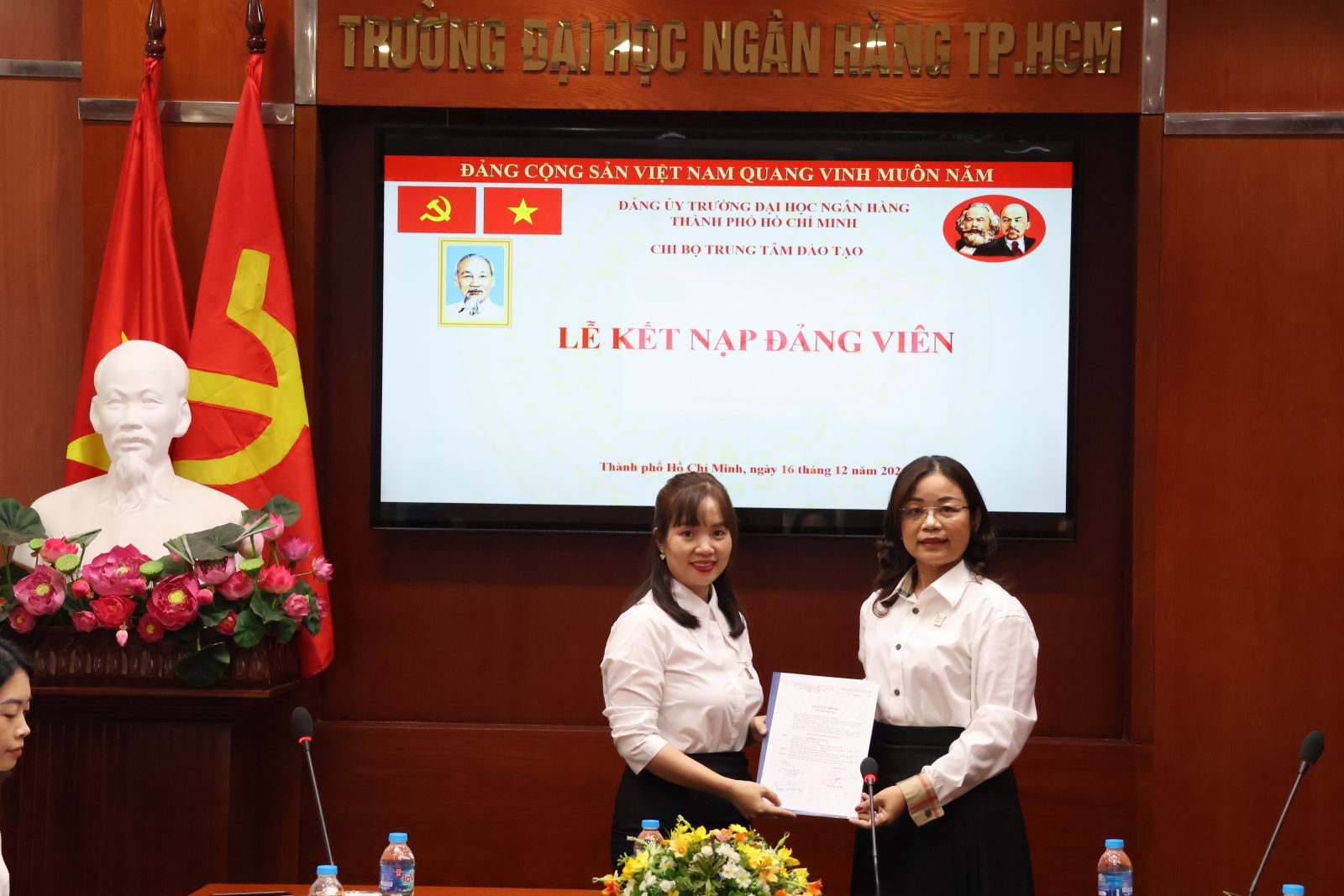 Chi bộ Trung tâm đào tạo, Đảng bộ Trường Đại học Ngân hàng Thành phố Hồ Chí Minh tổ chức Lễ kết nạp Đảng viên.