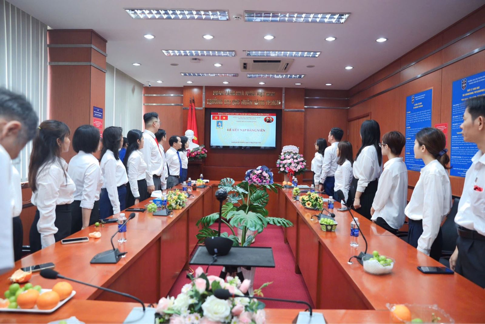 CHI BỘ TRUNG TÂM ĐÀO TẠO – TRƯỜNG ĐẠI HỌC NGÂN HÀNG TP.HCM TỔ CHỨC LỄ KẾT NẠP ĐẢNG VIÊN VÀ TRAO QUYẾT ĐỊNH ĐẢNG VIÊN CHÍNH THỨC